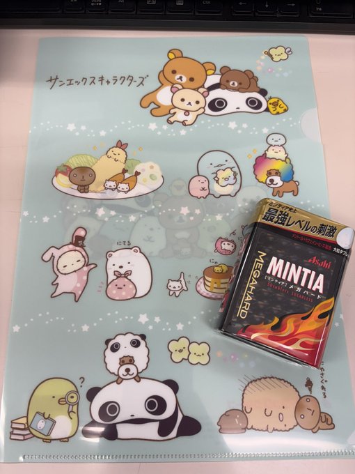 薬局で買い物をしたら可愛いクリアファイルを貰いました。デスク周りの書類整理に使います。 