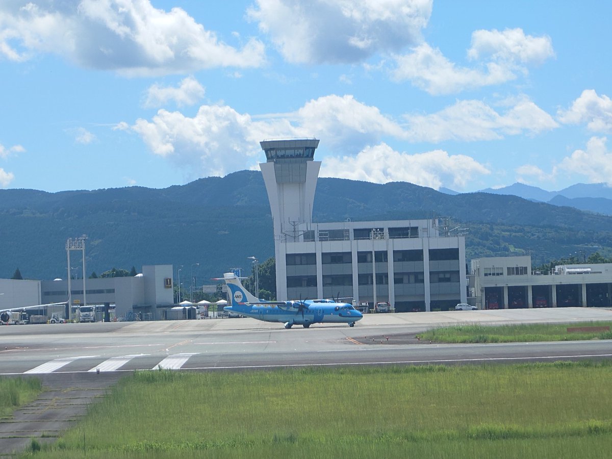 uuban_gya's tweet photo. 久々の熊本空港北側道路。
🐬#みぞか 送迎
9月の1/3終わりそうなのに、まーだ積雲モクモクの夏の空ですねぇ。
#MZ801 離陸しました。
伊丹までご安全に！
#天草エアライン
#JA01AM
#ATR42
#熊本空港
#RJFT
#KMJ
#RW07
（スマホ撮影） https://t.co/LJDtxG0sAw