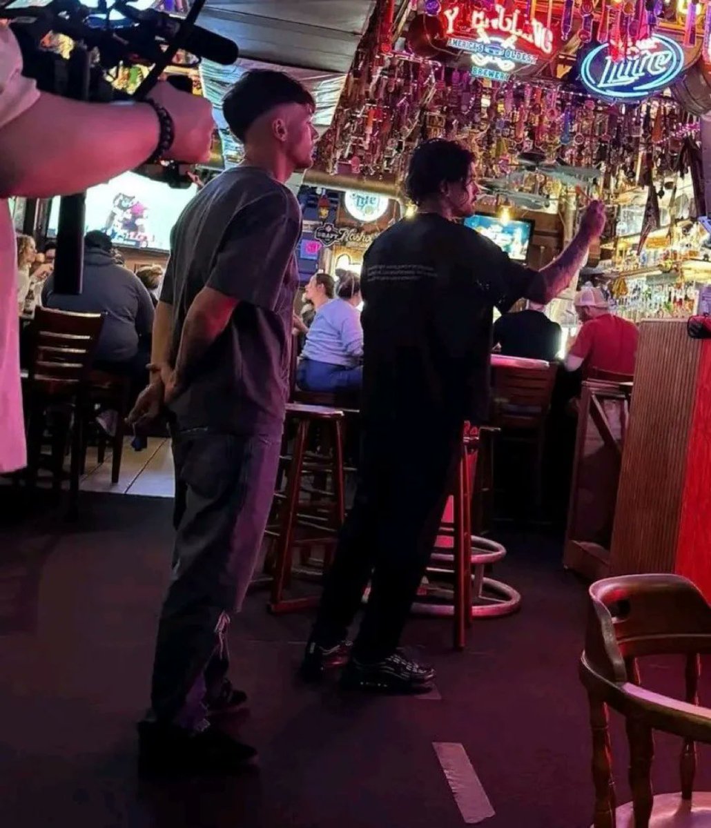 ZaynSquadBrasil's tweet image. A CÂMERA! Zayn e Louis juntos em um bar, ontem.
