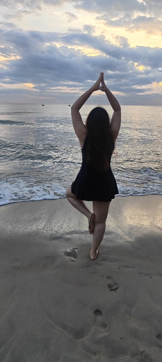 swap_maheshwari's tweet image. Blue skies &amp;amp; clear water… that’s the agenda 🌊✨&quot; miss such mornings 
#BeachVibes #poolvibes #vietnam