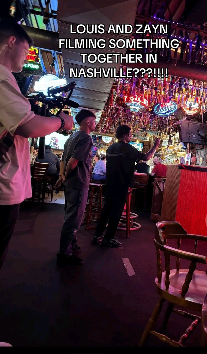 VEM AÍ? 👀
Mais uma foto de Zayn e Louis juntos no Tennessee.
E o videomaker do  Zayn ali no canto!