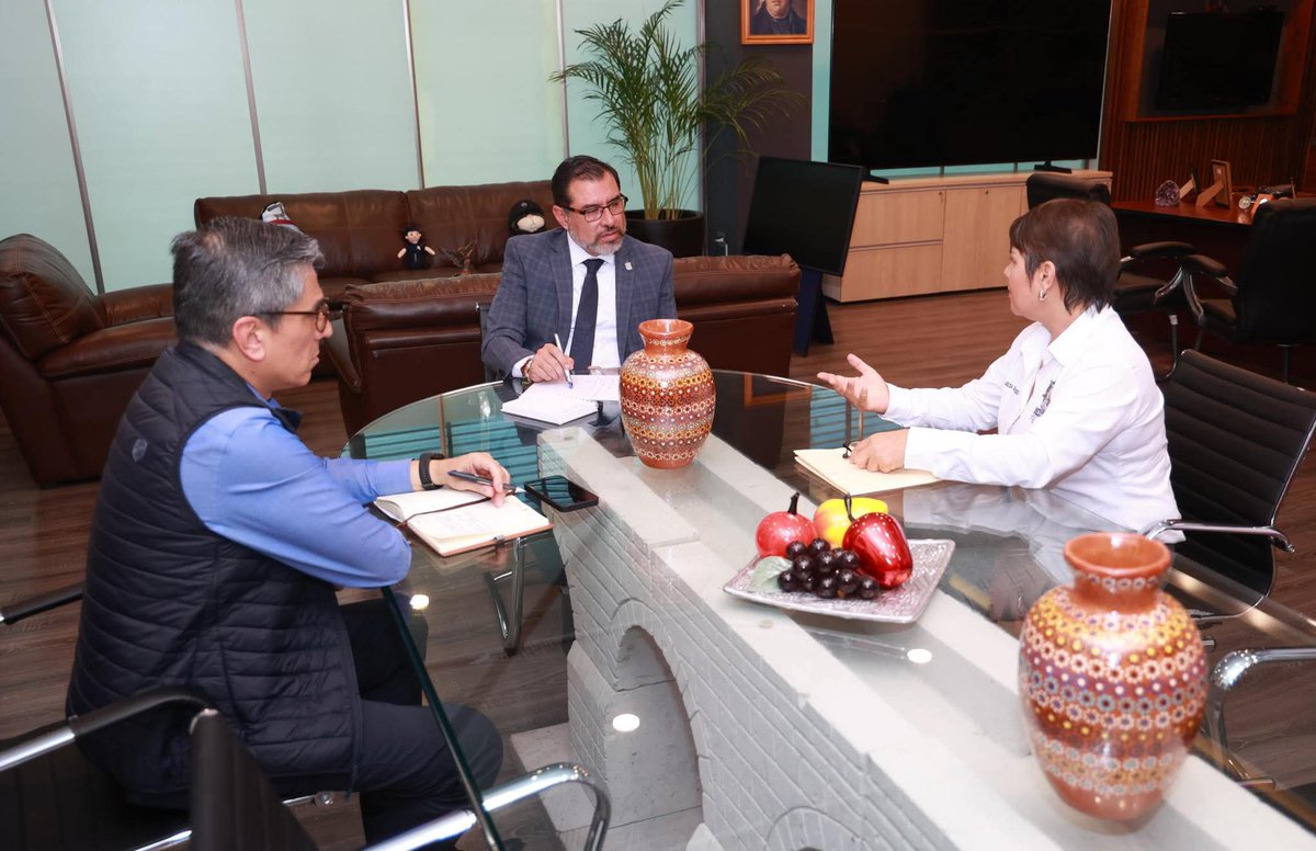 ieesspp's tweet photo. 🤝 La Directora General del #IEESSPP, Maribel Julisa Suárez Bucio, sostuvo una reunión de trabajo con el Secretario de Seguridad Pública, Juan Carlos Oseguera Cortés, fortaleciendo la coordinación interinstitucional en favor de la profesionalización policial.
#MichoacánEsMejor https://t.co/5El0fy8GV5