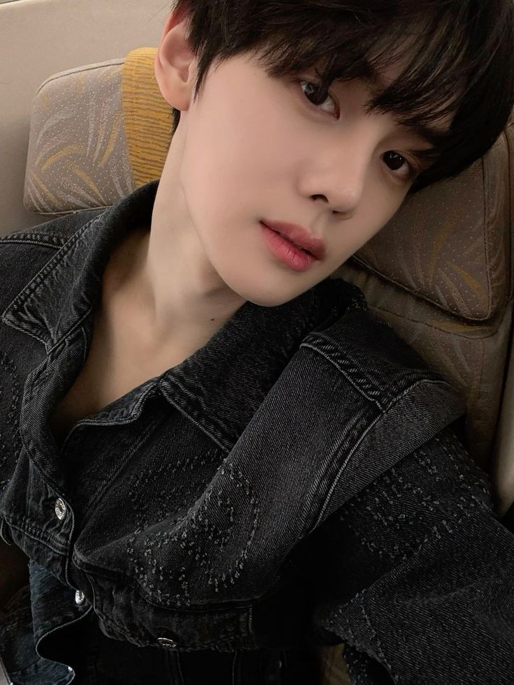seokryw's tweet photo. contradictory feelings | #ryuvin au.
dónde gvn, enamorado de su mejor amigo, aprende a dejar de esperar lo imposible y decide abrirse a nuevas personas.
ó
dónde rcky, seguro de que solo veía a gyuvin como amigo, empieza a confundirse cuando otros chicos lo hacen sonreír. https://t.co/BbJBrg6d3f