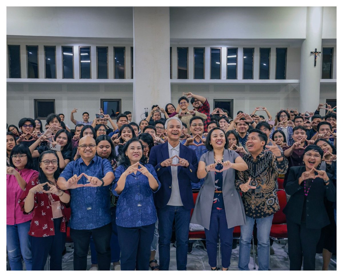 Bahagia melihat anak-anak muda seperti kawan-kawan mahasiswa Atmajaya Jogjakarta ini antusias terhasap persoalan politik. 

Tugas kita para orang tua, berbagi pengalaman pada mereka dan menjadikan politik lebih asyik.