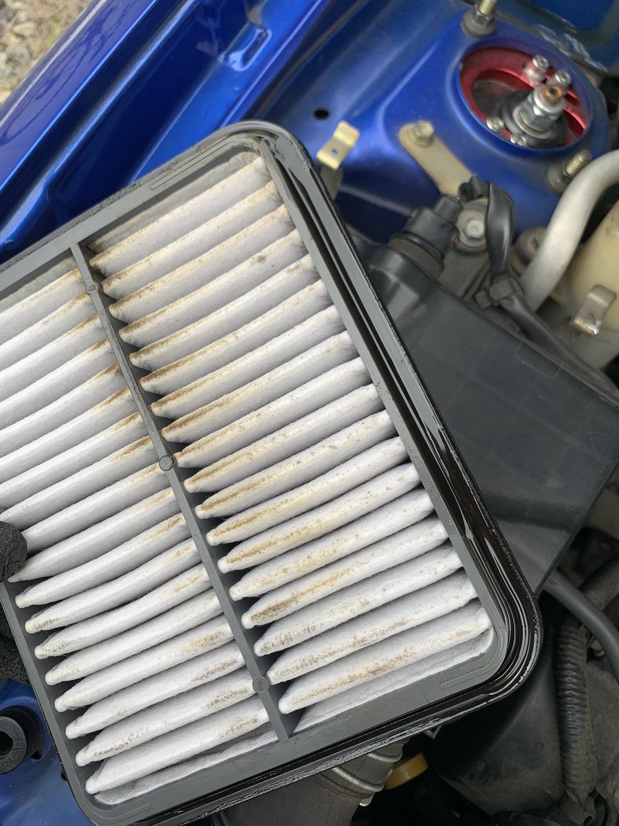 EFの嫌なところ。エアクリboxオイルまみれ。
オイルキャッチタンク考えないとな☹️