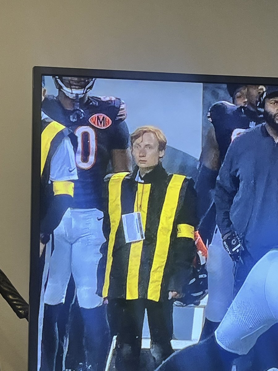 Does anybody know who this is? I’m watching MNF Vikings vs. Bears😳