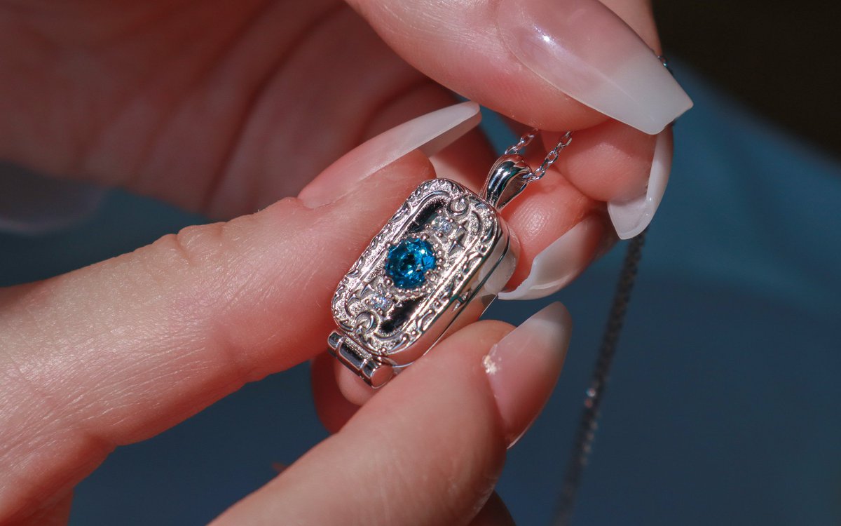 erta_jewelry's tweet image. 🔒조금 특별한 로켓 펜던트를 만들었어요!
기존의 경첩 주얼리에 사용되는 구조는 은의 무른
성질 때문에 자주 여닫으면 마모가 될 수밖에 없는데
저는 이 부분이 늘 마음에 걸렸어요,,🤔
🧲오랜 고민과 연구 끝에 아주 작고 강력한
네오디움 자석을 부착하여 여닫는 구조 마모 없이
영구적으로 사용할…