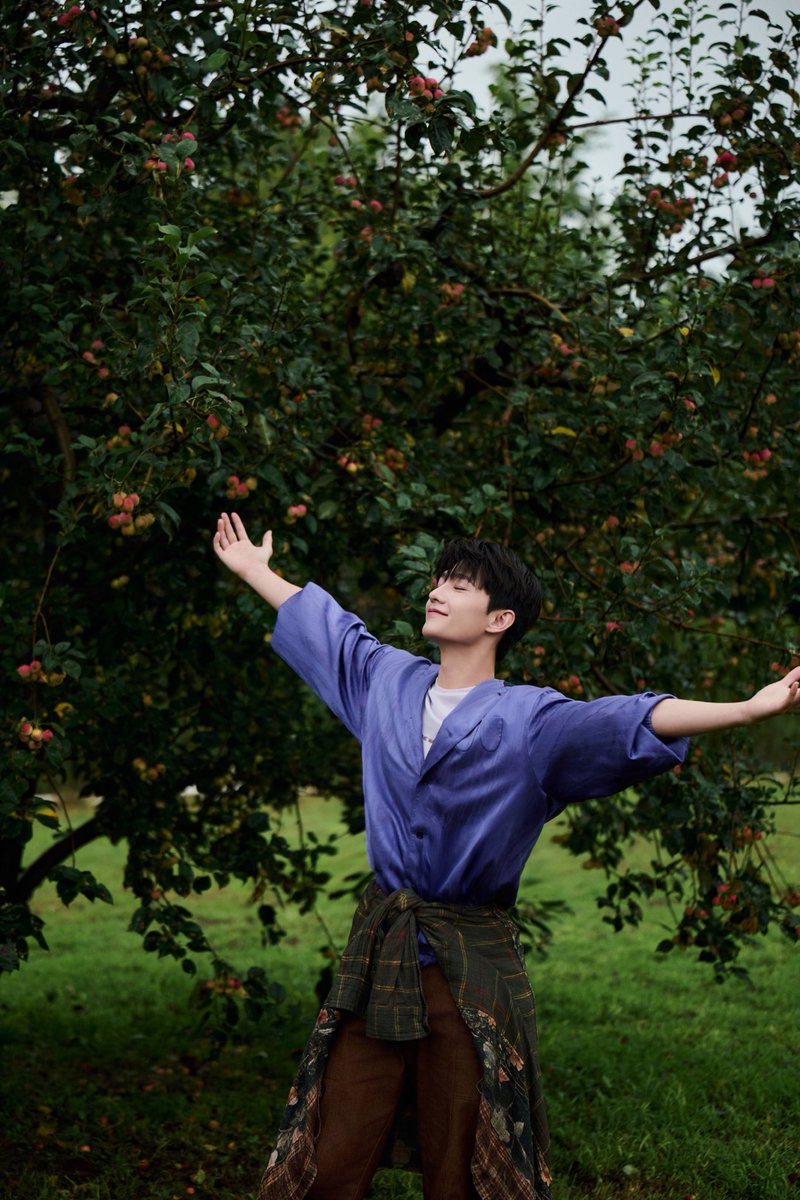 🏕 บันทึกชีวิตประจำวันของหยางหยาง

HBD TO  YANGYANG
#0909HappyYangYangDAY 

🌳 สรรพสิ่งล้วนเป็นบทกวีแห่งอิสรภาพ

มีเมฆาที่ล่องลอยบางเบา มีต้นไม้ที่หยั่งรากลึกมั่งคง มีดวงดาวที่ส่องสว่างชั่วนิรันดร์
ไม่ว่าแดดจ้าหรือฝนพรำ จงเป็นอิสระดั่งสายลมที่ไม่อาจนิยาม