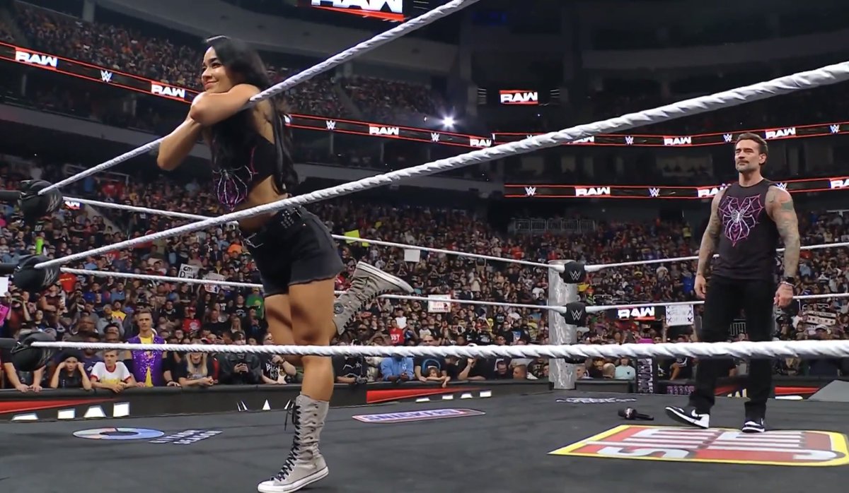 ¡Qué noche hemos vivido en #WWERAW!

💥 Se confirmó para Wrestlepalooza: CM Punk &amp; AJ Lee vs Seth Rollins &amp; Becky Lynch
💥 También se hizo oficial para ese PLE el John Cena vs Brock Lesnar
🔥 ¡Locura total en el evento estelar! Jey Uso destrozó a LA Knight con una lanza. Hay