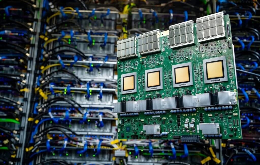 Target_Play's tweet image. 📷 Google рвёт шаблоны! Компания представила суперкомпьютер с 1,77 петабайта памяти. Это не просто цифры — это новый уровень для искусственного интеллекта и технологий будущего.
targetplay.ru/google-predsta…

#Google #Суперкомпьютер #ИИ #ИгрыБудущего #IronwoodTPU #CloudGaming #AI