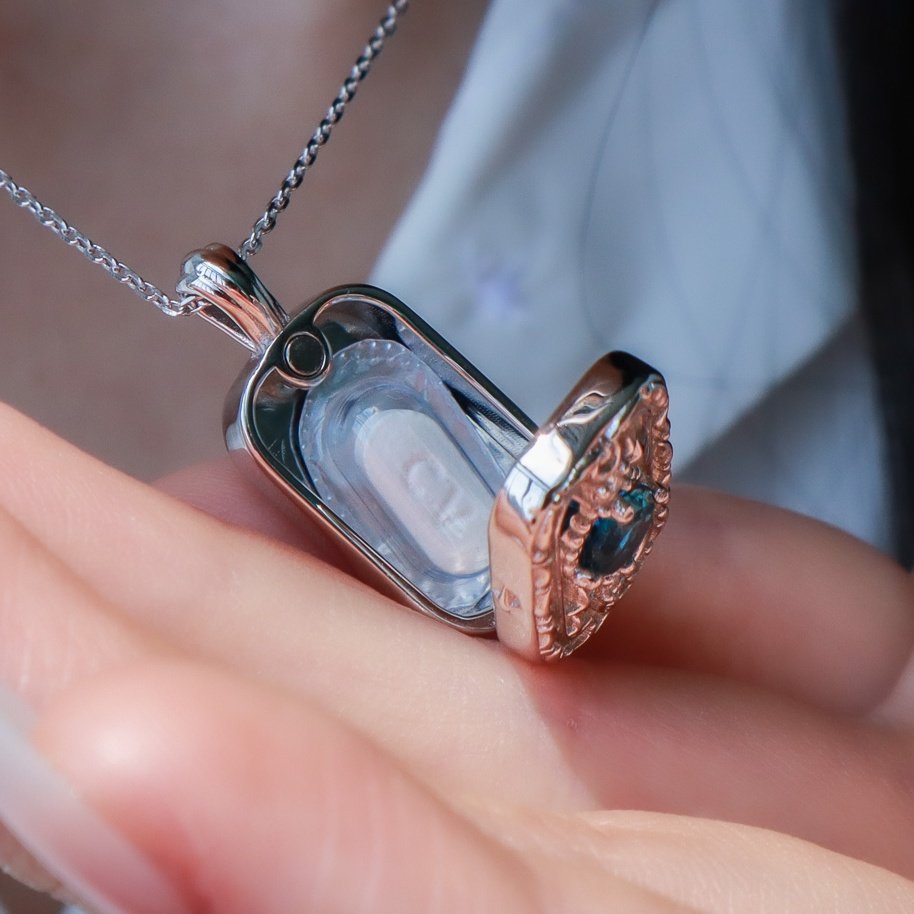 erta_jewelry's tweet image. 펀딩 준비중인 이 펜던트의 메인 포인트👀💕
실버 로켓 펜던트 내부에는
여러분이 편안해지길 바라는 마음과 함께
지르텍과 같은 작은 알레르기약 하나를
담을 수 있는 공간을 가지고 있어요💊✨️
저도 고양이 털 알레르기때문에 달고 다닐 예정,,🐱