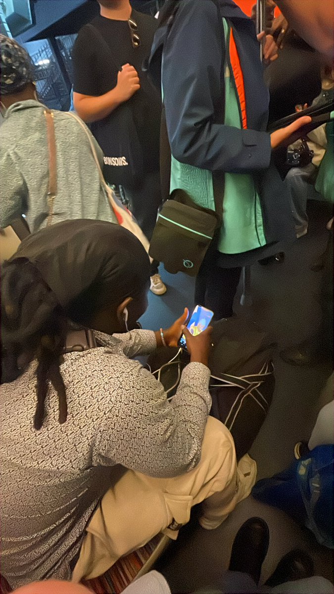 Metro bondé mais ce rasta reste assis avec son sac énorme. 😡😡😡 Toujours les mêmes…