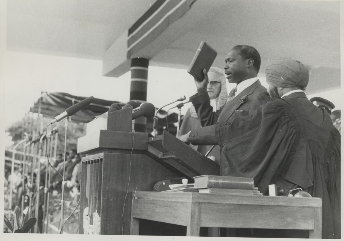 Moi being sworn in as the President of the Republic of Kenya after the death of Mzee Jomo Kenyatta- September 1978.#KenyaHistory #MoiEra