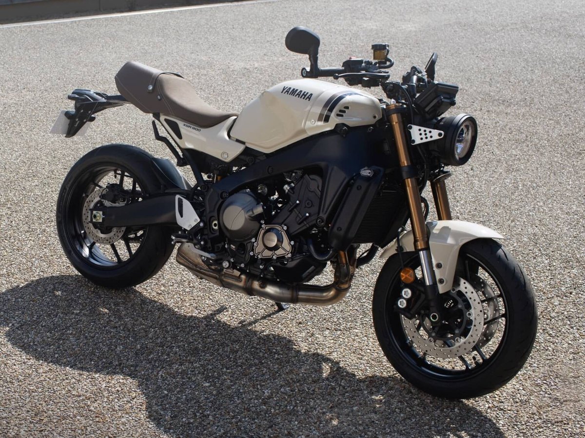 大変ご好評いただいておりますXSR900アイボリーですが、期間限定受注モデルでございます。  9月30日で受注を終了いたしますので、ご検討のお客様はお急ぎ下さいませ。  

📷yamaha-motor.co.jp/mc/lineup/xsr9…