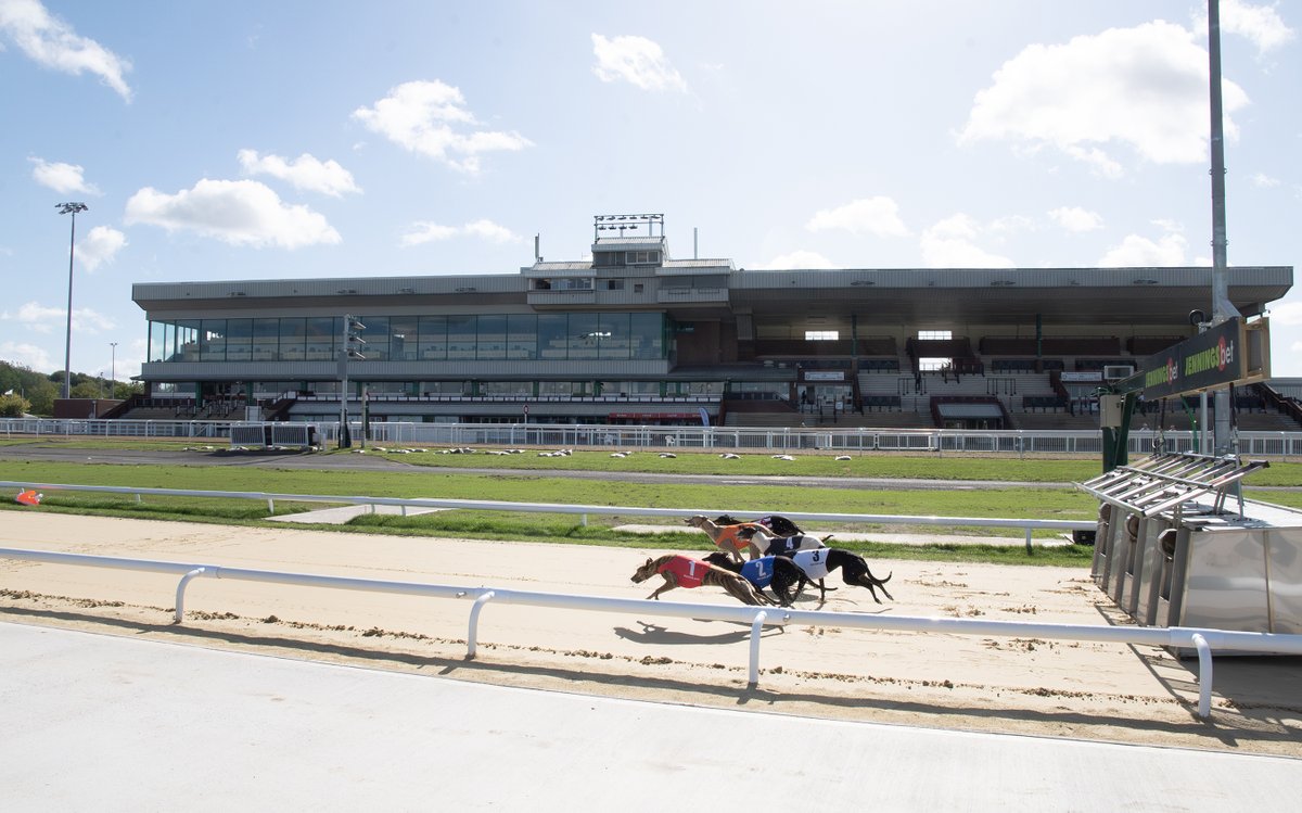 A taxi driver from Nuneaton made history yesterday by training the first winner at Dunstall Park Greyhound Stadium 🥇

A dream come true for 33-year-old Jak Knape and his kennel star Sovereign Poppy.

Full story ⤵️

dunstallpark-greyhounds.co.uk/news/racing/so…

📸 Steve Nash

#DunstallPark 🐾