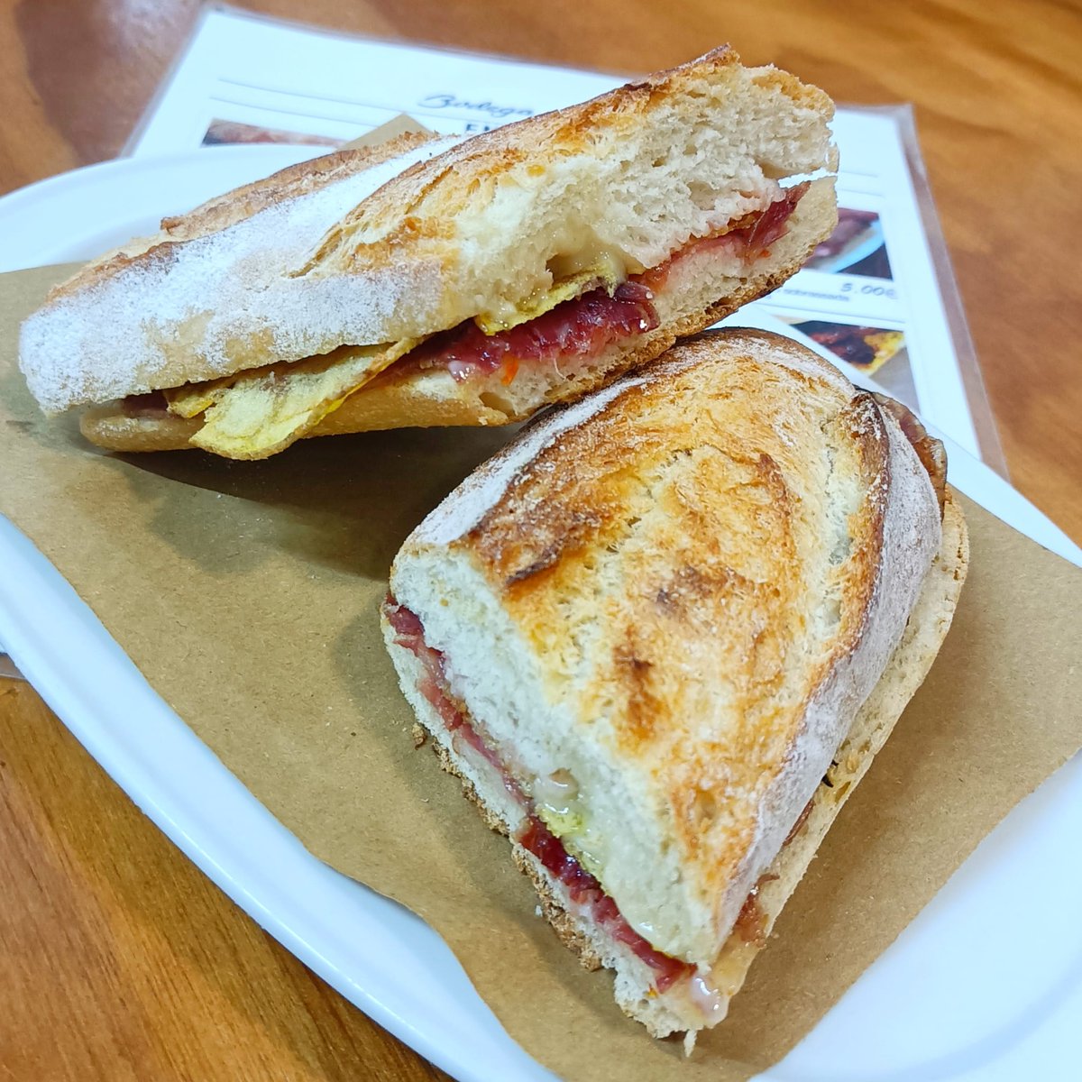 Bon dia per avui entrepà de llonganissa ibèrica amb xips casolanes i all i oli. Salut <a href="/DO_sants/">D.O. Sants</a> #entrepadeldia