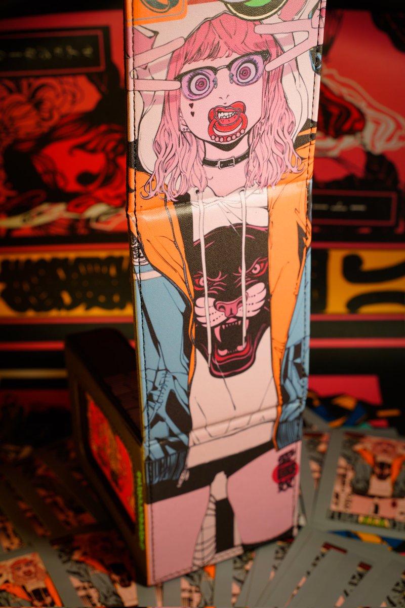 333theme's tweet image. デッキケース、スリーブ共に優勝です😆
よく見たらキャラの腰のところまでプリントされてる！

最強イラストとモノを形にして販売してくれて感謝❗