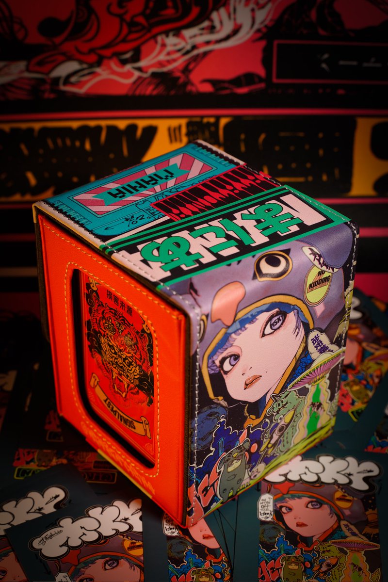 333theme's tweet image. デッキケース、スリーブ共に優勝です😆
よく見たらキャラの腰のところまでプリントされてる！

最強イラストとモノを形にして販売してくれて感謝❗