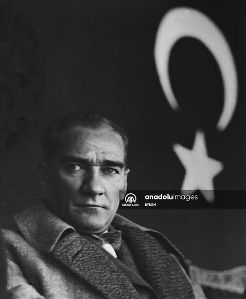 Herkes onun ilkelerini işine geldiği gibi kullanıp işine geldiği gibi yorumluyor...
Özür dileriz Atam. 😞