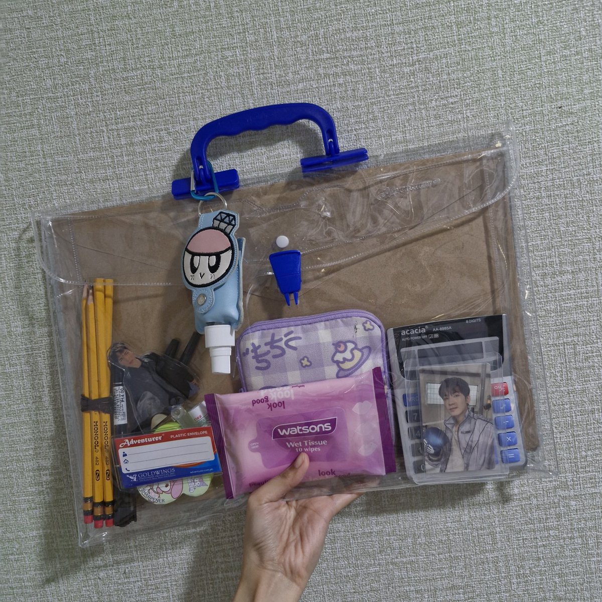 tinolangpuyat's tweet image. tadah!

– 2 brown envelopes + plastic envelope (NOA inside!)
– no. 2 mongol pencils, ballpens, black marker
– sharpener
– calculator
– alcohol
– wet wipes
– pouch w/ meds (AT SALONPAS JUSKWOAH)
– inhaler as tita
– si vernon at wonwoo
