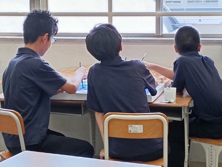 文化祭まであと５日を切りました！
地歴部では夏休み中からたくさんの準備をしてきました！
下はある場所の地形（古戦場！？）の模型を作っている（絵の具で着色をする作業）写真です！ちなみにどこの地形の模型か分かりますか(超難問)？
＃海城　＃地歴研　＃文化祭　＃海城祭　＃模型