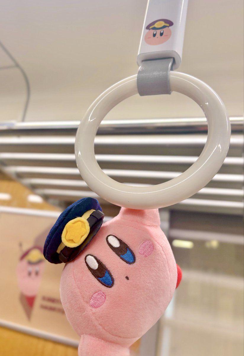 カービィのつり革に掴まるカービィちゃん