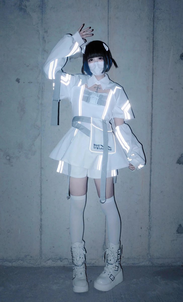 honeywardrobe07's tweet photo. Silver reflective stripes &amp; detachable sleeves let you transform into a cyberpunk queen in seconds! 🌌

Purchase link: https://t.co/HJHEaje0pO

#BugStarting #CyberpunkStyle #ReflectiveOutfit #PunkFashion #WaistBag #HoneyWardrobe #EdgyLook https://t.co/dfmZea6USJ