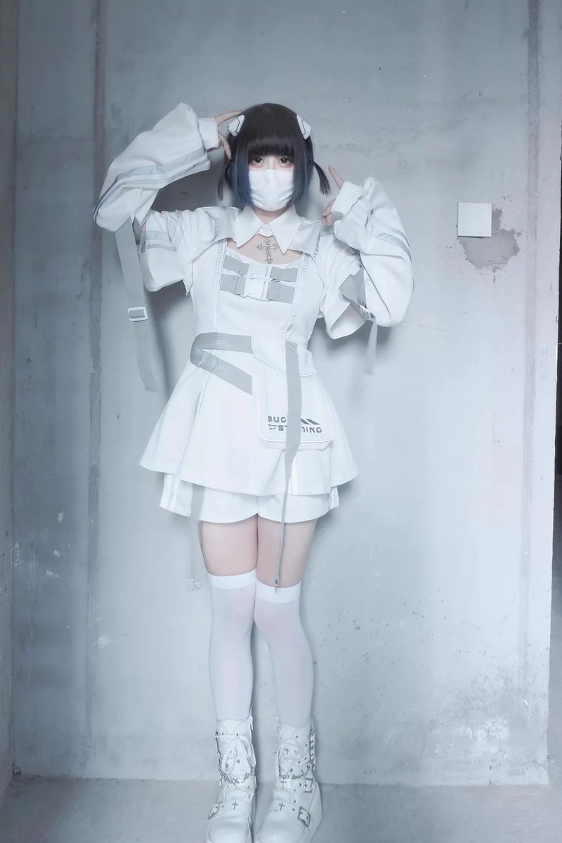 honeywardrobe07's tweet photo. Silver reflective stripes &amp; detachable sleeves let you transform into a cyberpunk queen in seconds! 🌌

Purchase link: https://t.co/HJHEaje0pO

#BugStarting #CyberpunkStyle #ReflectiveOutfit #PunkFashion #WaistBag #HoneyWardrobe #EdgyLook https://t.co/dfmZea6USJ