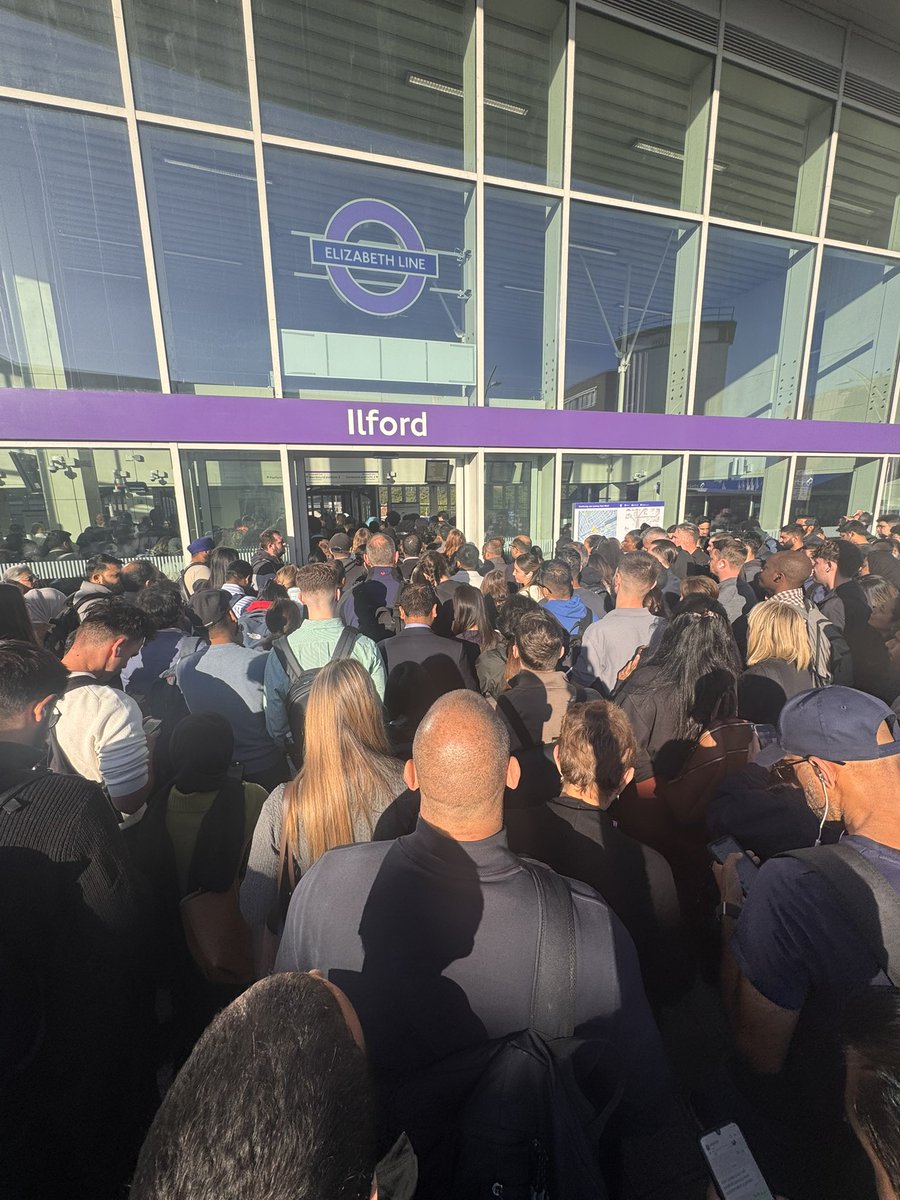 GeetRamPhotos's tweet photo. Today’s commute to work looks challenging! 

#tfl #tflstrike #tubestrike #London #commute #commutertruths #London #londoner #BBCNews #itvlondon #challenge #uk https://t.co/DDOLFpqBVh