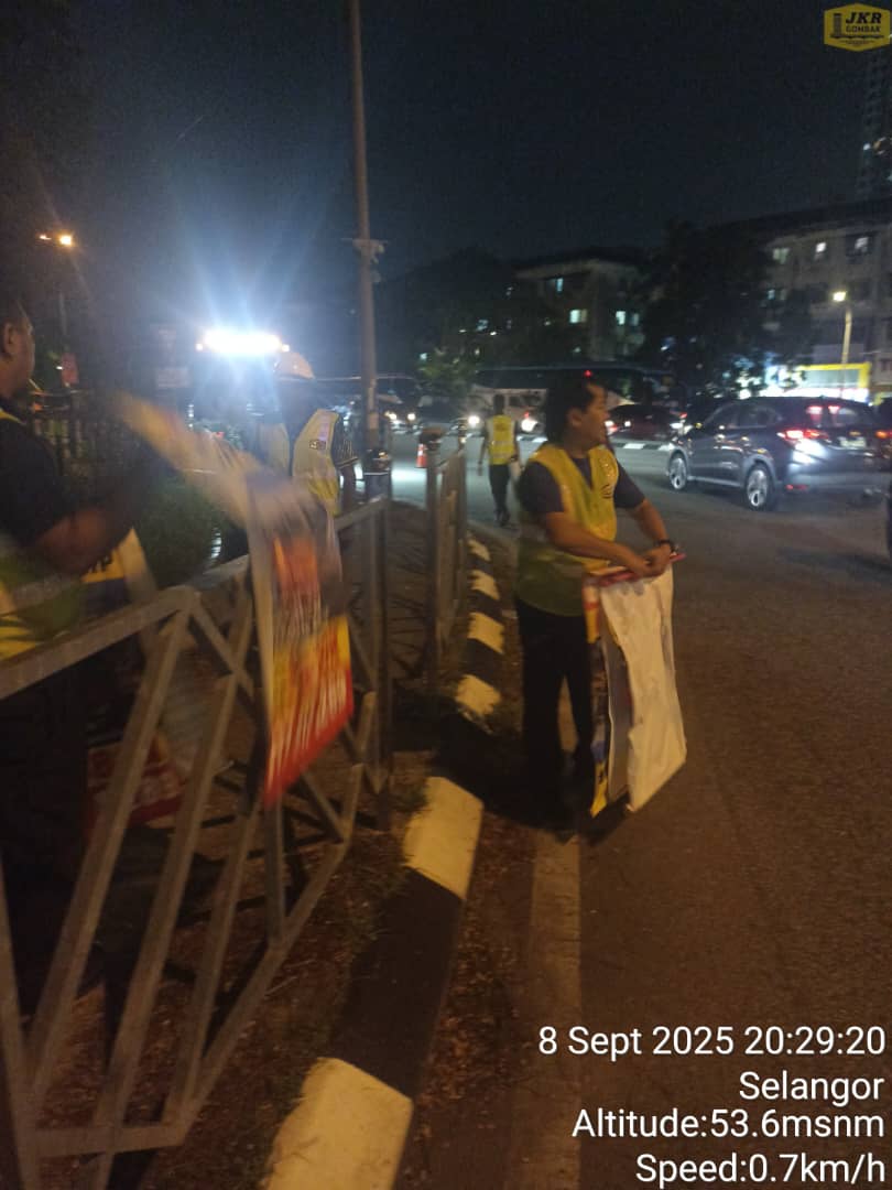 08 September 2025 | Kami ADA . Team Road Gang kami RONDA. Kerja-kerja menanggalkan bunting haram yang digantung di B22 Jalan Batu Caves telah dilaksanakan. Bunting-bunting ini dipasang oleh pihak yang tidak bertanggungjawab.
<a href="/moworksmy/">Kementerian Kerja Raya Malaysia</a>
<a href="/IPJKR_Official/">JKR Malaysia Rasmi</a>
<a href="/JKRSelangor/">JKR Selangor</a>
<a href="/Irshukriishak/">Ir. Shukri Bin Ishak</a>