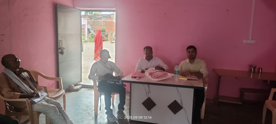 कलेक्टर श्री विवेक श्रोत्रिय के निर्देशानुसार प्रशासन गांव की ओर योजना अंतर्गत आज नोडल अधिकारियों द्वारा अलग-अलग ग्राम पंचायतों में जनसुनवाई के दौरान आमजन से प्राप्त शिकायतों एवं समस्याओं को सुना तथा निराकरण हेतु संबंधित विभागों के अधिकारियों को प्रेषित किया।
#JansamparkMP