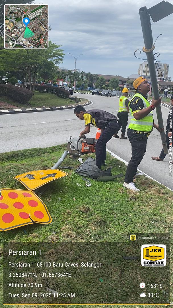 09 September 2025 | Dimaklumkan bahawa sebuah papan tanda jalan di Bulatan Beringin, Batu Caves telah tumbang. Pasukan Road Geng JKR Gombak telah hadir ke lokasi dan melaksanakan kerja-kerja pengalihan.
<a href="/moworksmy/">Kementerian Kerja Raya Malaysia</a>
<a href="/IPJKR_Official/">JKR Malaysia Rasmi</a>
<a href="/JKRSelangor/">JKR Selangor</a>
<a href="/Irshukriishak/">Ir. Shukri Bin Ishak</a>