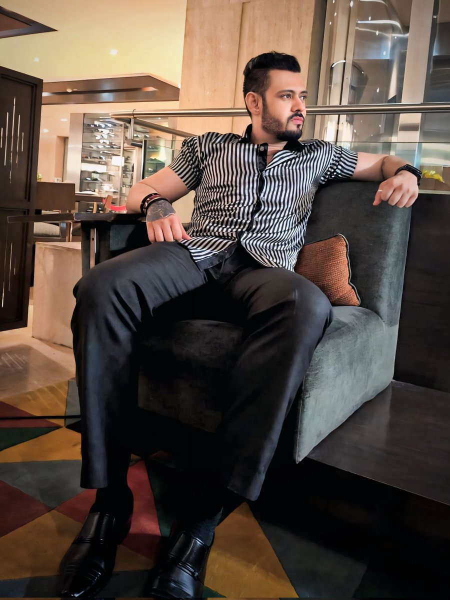 saurabhatia_'s tweet image. Got my eyes on you #suave #formals #mensfashion