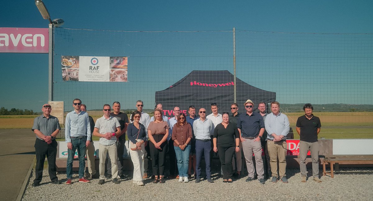 JakubKaras3's tweet image. Open day @sesarju projektu #Opera od @honeywell na letišti v Budkovicích za účasti například #Frequentis nebo #Pipistrel. Součástí diskuzí o #Uspace, #IAM, #DAA byly také #BVLOS lety #drony, pro které jsme v @UpVision3 pomáhali Honeywellu připravit ConOps a ziskat povolení. ✈️🇪🇺