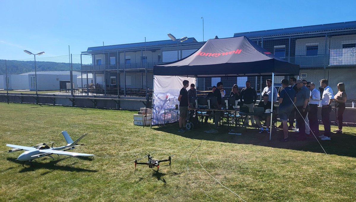 JakubKaras3's tweet image. Open day @sesarju projektu #Opera od @honeywell na letišti v Budkovicích za účasti například #Frequentis nebo #Pipistrel. Součástí diskuzí o #Uspace, #IAM, #DAA byly také #BVLOS lety #drony, pro které jsme v @UpVision3 pomáhali Honeywellu připravit ConOps a ziskat povolení. ✈️🇪🇺