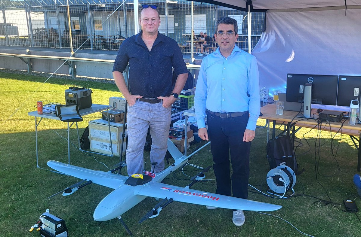 JakubKaras3's tweet image. Open day @sesarju projektu #Opera od @honeywell na letišti v Budkovicích za účasti například #Frequentis nebo #Pipistrel. Součástí diskuzí o #Uspace, #IAM, #DAA byly také #BVLOS lety #drony, pro které jsme v @UpVision3 pomáhali Honeywellu připravit ConOps a ziskat povolení. ✈️🇪🇺