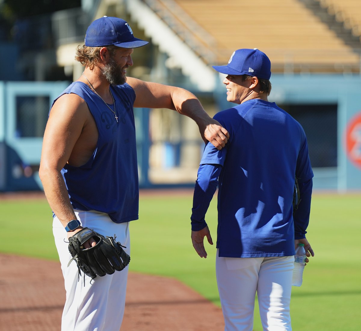 現地８日　試合前の練習中にクレントン・カーショーから腕をもまれる山本由伸（撮影・菅敏）＃ドジャース　＃山本由伸 ＃dodgers ＃yoshinobuyamamoto ＃mlb ＃日刊スポーツ ＃写真映像部 ＃カンビン