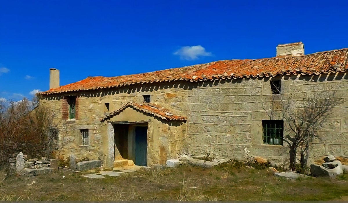 En nuestra carretera, podemos ver "La venta del hambre", lugar en donde se cruzan las cañadas Leonesa Occidental y la Soriana Occidental.
Según la tradición oral de la zona, aquí se encuentra el centro geográfico de la Península Ibérica.
#Ávila #SierraDeÁvila