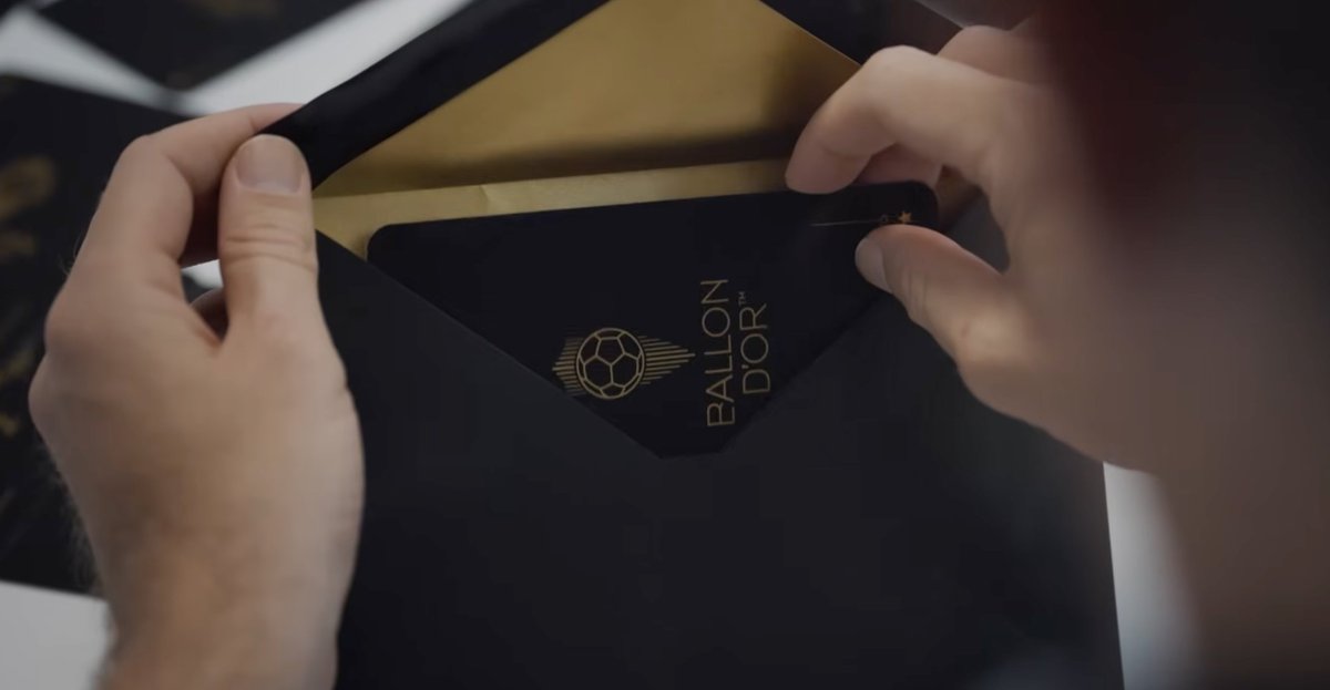 Paristeamfr's tweet image. 🚨🚨 Ballon d’Or : le directeur de France Football, Vincent Garcia, tient à ce que le secret du vainqueur soit préservé jusqu’à la cérémonie, quitte à entrer en conflit avec certains clubs.

Contrairement aux dernières années, le lauréat ne sera pas informé avant le 22 septembre.…