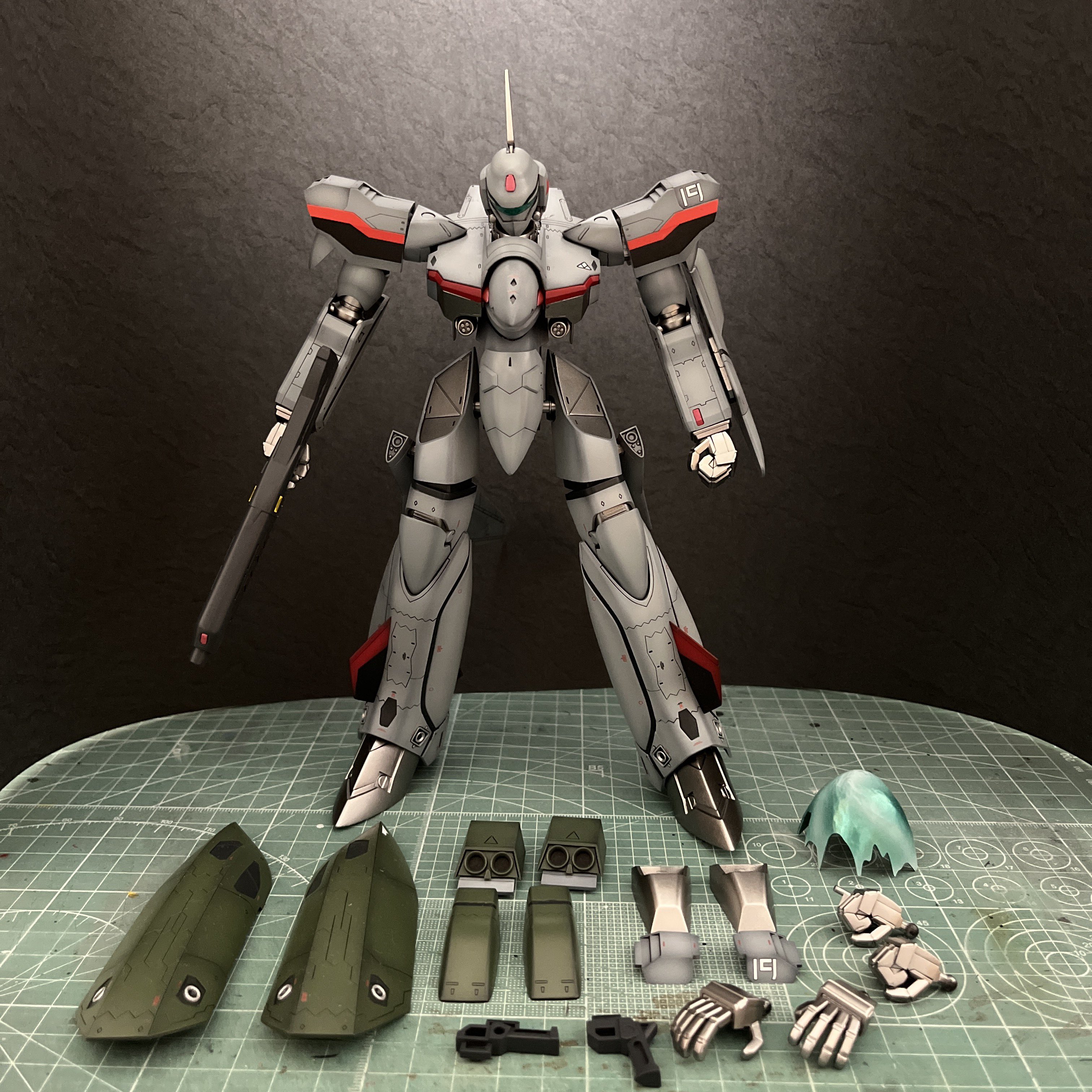 ハセガワ YF-19 完成品 ガンプラ ハセガワ「YF-19 バトロイド“マクロスプラス”」18 年ぶりとなる