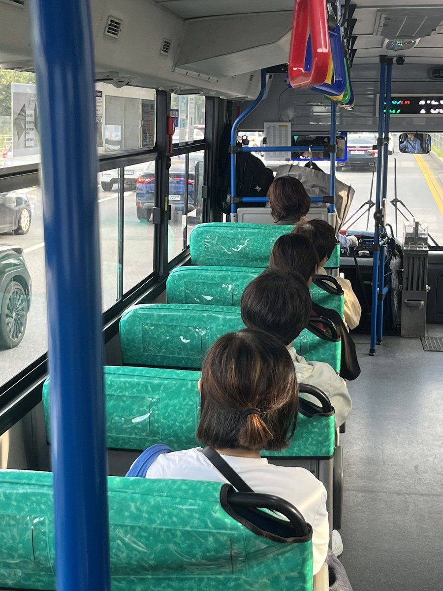 안쪽으로 좀 들어가서 앉지……