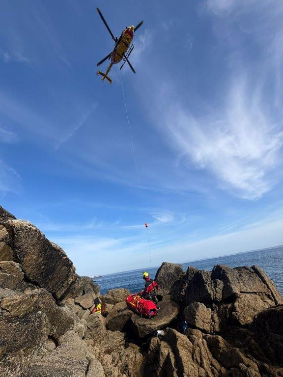 Prefet29's tweet photo. #sécuritécivile
#dragon29

🚁 Cet été, Dragon 29, l’hélicoptère de la Sécurité civile basé à Pluguffan, est intervenu à 95 reprises dans le Finistère pour différents missions (recherche, assistance à personne, secours en mer, ...)

Ainsi, ce sont :
✅ 84 personnes qui ont été secourues ;
✅ 77 treuillages réalisés.

Le préfet du Finistère tient à remercier les équipages de Dragon 29 pour leur engagement et leur professionnalisme, qui contribuent chaque jour à la sécurité des Finistériens et des visiteurs de notre département.

ℹ️ La sécurité de toutes et tous reste une priorité : sur l’espace public, les routes, à domicile, à la plage, en mer, au restaurant, sur les marchés ou encore lors des festivals, les services de l’État déploient des moyens adaptés aux enjeux de la période estivale.

📷: Sécurité Civile

@SecCivileFrance 
@sdis29
