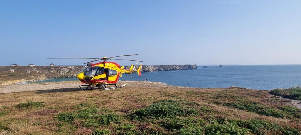 Prefet29's tweet photo. #sécuritécivile
#dragon29

🚁 Cet été, Dragon 29, l’hélicoptère de la Sécurité civile basé à Pluguffan, est intervenu à 95 reprises dans le Finistère pour différents missions (recherche, assistance à personne, secours en mer, ...)

Ainsi, ce sont :
✅ 84 personnes qui ont été secourues ;
✅ 77 treuillages réalisés.

Le préfet du Finistère tient à remercier les équipages de Dragon 29 pour leur engagement et leur professionnalisme, qui contribuent chaque jour à la sécurité des Finistériens et des visiteurs de notre département.

ℹ️ La sécurité de toutes et tous reste une priorité : sur l’espace public, les routes, à domicile, à la plage, en mer, au restaurant, sur les marchés ou encore lors des festivals, les services de l’État déploient des moyens adaptés aux enjeux de la période estivale.

📷: Sécurité Civile

@SecCivileFrance 
@sdis29