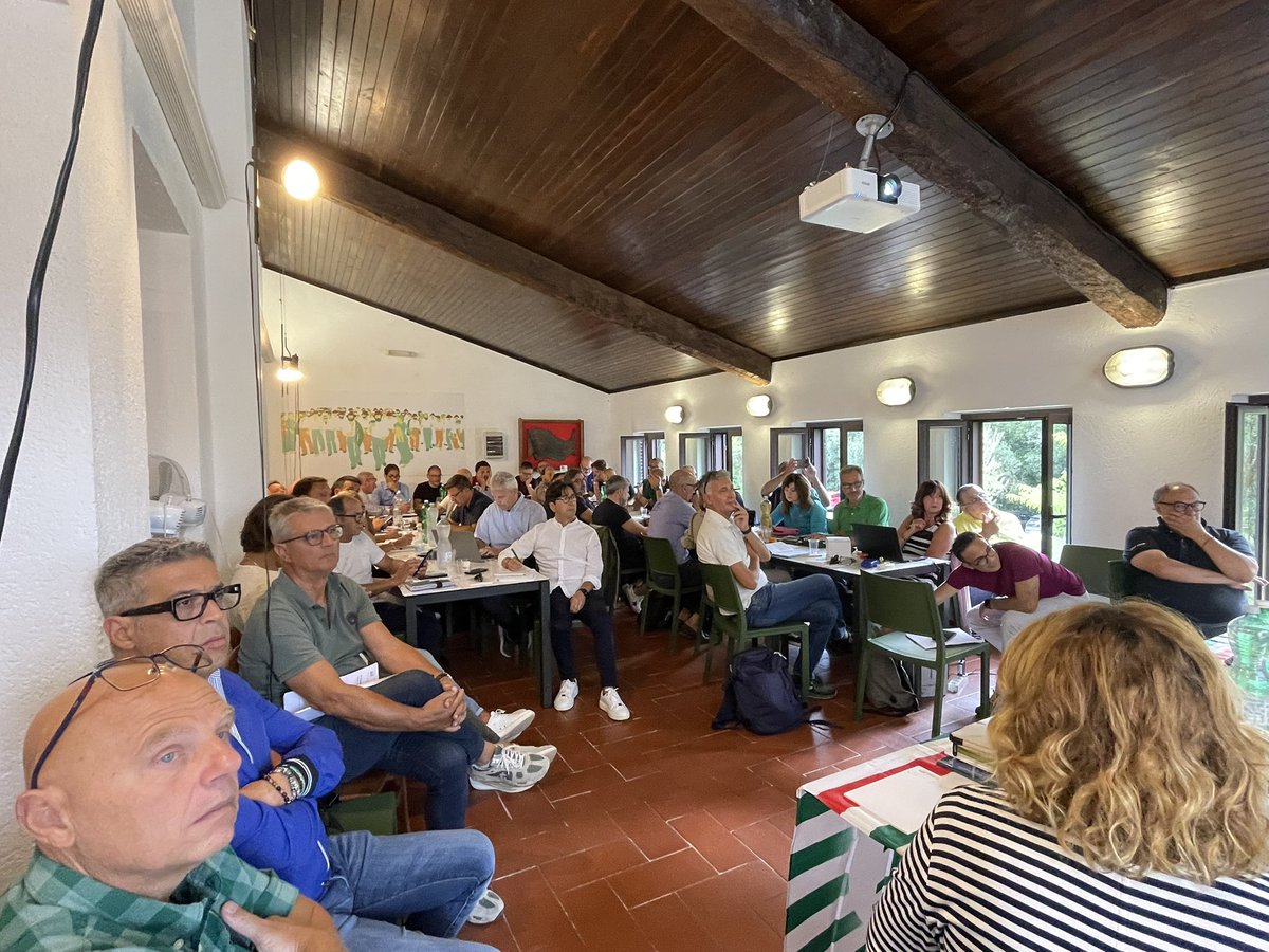 Oggi al Romitorio di Amelia, la scuola di formazione della #FIM con <a href="/AGarnero/">Andrea Garnero</a> affrontiamo il tema della stagnazione dei redditi in Italia 👉