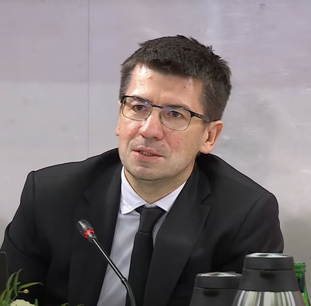 Podczas publicznego przesłuchania Haładyja, NIKT nie zadał mu pytań o jego kontakty i korespondencję mailową z Michałem Dworczykiem (PiS). <a href="/ko_klub/">Koalicja Obywatelska 🇵🇱✌️</a> macie Państwo własnych wyborców za durniów?