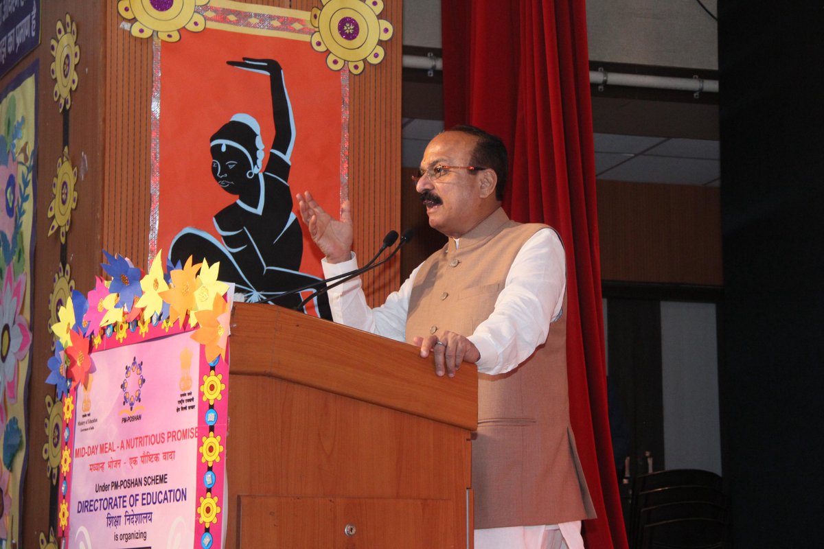 ashishsood_bjp's tweet photo. आज Sarvodaya Co-ed Vidyalaya No.1, Shakti Nagar में प्रधानमंत्री पोषण योजना (PM-POSHAN Scheme) के तहत आयोजित State Level Cooking Competition में सम्मिलित हुआ।
इस प्रतियोगिता का उद्देश्य बच्चों और युवाओं में संतुलित आहार, पोषण के महत्व और स्वस्थ जीवनशैली के प्रति जागरूकता बढ़ाना है। बच्चों की रचनात्मकता और हुनर को देखकर अत्यंत प्रसन्नता हुई। ऐसी पहल न केवल उनके आत्मविश्वास को बढ़ाती है, बल्कि 'कुपोषण मुक्त भारत' के हमारे सामूहिक संकल्प को भी साकार करने में सहायक है।
माननीय प्रधानमंत्री श्री @narendramodi  जी के दूरदर्शी नेतृत्व में चल रहा PM-POSHAN Scheme बच्चों के शारीरिक और मानसिक विकास में एक क्रांतिकारी कदम है। साथ ही, माननीय मुख्यमंत्री श्रीमती @gupta_rekha जी के नेतृत्व में दिल्ली में भी इस योजना को और प्रभावी ढंग से लागू किया जा रहा है, जिससे हर बच्चे तक पोषण और स्वास्थ्य का संदेश पहुँच सके।

@Annapurna4BJP 
@dpradhanbjp 
@blsanthosh