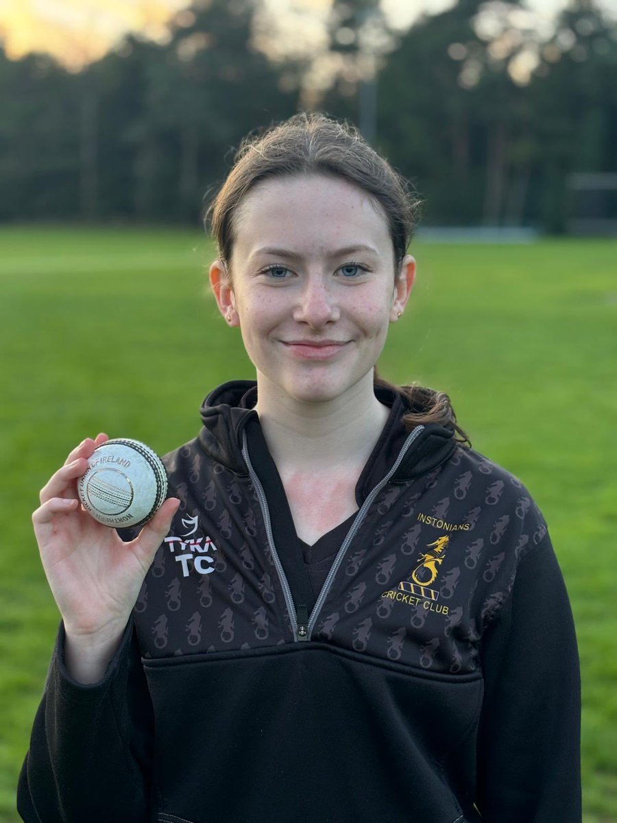 Charlotte Robinson took 5 wickets for 6 runs in the Women 1XI’s promotion clinching game last night 👏