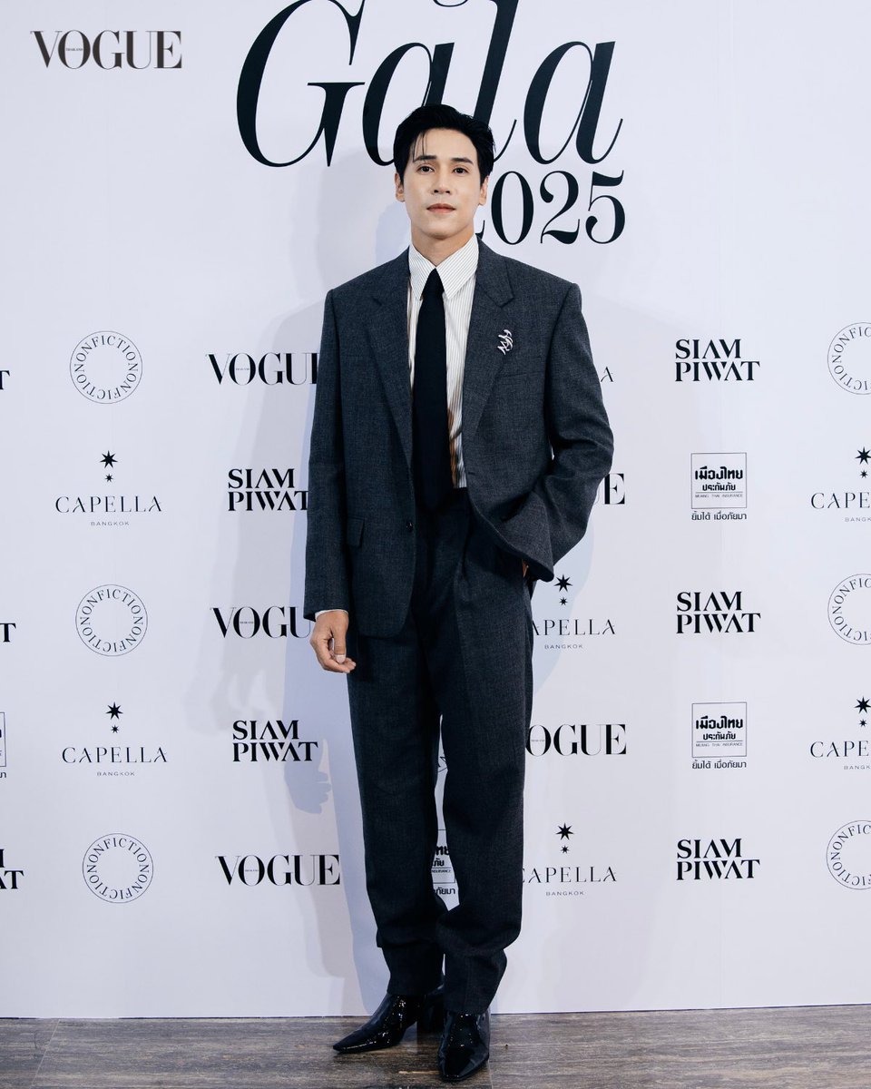Vogue Thailand (@voguethailand) on Twitter photo #VogueGala2025 เปิดภาพบรรยากาศหน้าแบ็กดร็อปของเหล่าเซเลบริตี้ชายที่มาร่วมงาน #VogueGala นำโดย 3 หนุ่มจากค่าย <a href="/beoncloud_th/">BeOnCloud</a> อย่าง ‘มาย-ภาคภูมิ’ <a href="/milephakphum/">mile phakphum</a>, ‘เจษ-เจษฎ์พิพัฒ’ <a href="/jesjpp/">Jesjpp</a> และ ‘สน-ยุกต์’ <a href="/SONYUKE/">SonYuKe</a> ตามมาด้วย ‘ต่อ-ธนภพ’ <a href="/LeeThanapob/">Thanapob_lee</a>, ปิดท้ายด้วย ‘เจมส์-จิรายุ’ <a href="/Jirayu_jj/">JAMES JIRAYU</a> #VogueGala2025 เปิดภาพบรรยากาศหน้าแบ็กดร็อปของเหล่าเซเลบริตี้ชายที่มาร่วมงาน #VogueGala นำโดย 3 หนุ่มจากค่าย <a href="/beoncloud_th/">BeOnCloud</a> อย่าง ‘มาย-ภาคภูมิ’ <a href="/milephakphum/">mile phakphum</a>, ‘เจษ-เจษฎ์พิพัฒ’ <a href="/jesjpp/">Jesjpp</a> และ ‘สน-ยุกต์’ <a href="/SONYUKE/">SonYuKe</a> ตามมาด้วย ‘ต่อ-ธนภพ’ <a href="/LeeThanapob/">Thanapob_lee</a>, ปิดท้ายด้วย ‘เจมส์-จิรายุ’ <a href="/Jirayu_jj/">JAMES JIRAYU</a>