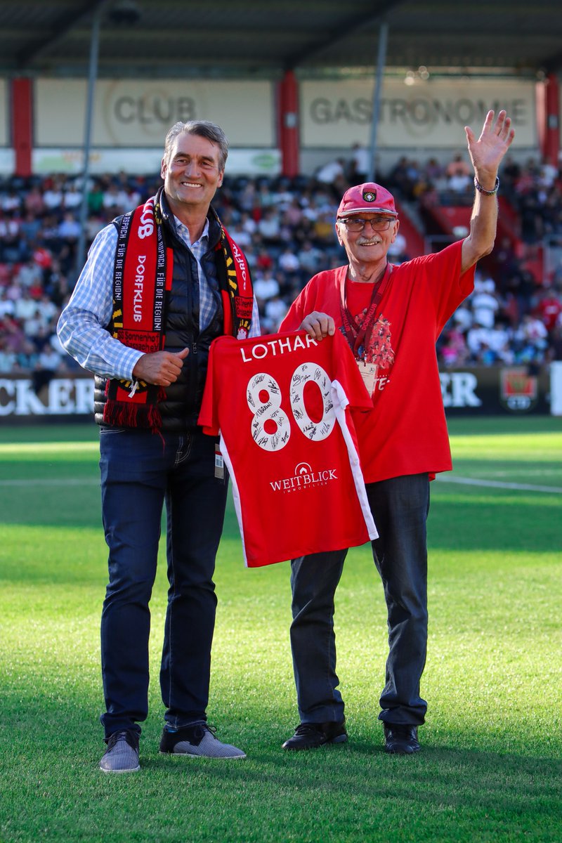 Einen ganz besonderen Geburtstag hatten wir außerdem am 31. August in unseren Reihen! Unser Lothar durfte 𝟖𝟎 Kerzen auspusten 🥳 den passenden Rahmen hierfür gab's für unseren „Allrounder" dann beim Testspiel vergangene Woche gegen den VfB 🎂

Alles Gute nochmal, Lothar! 🫶