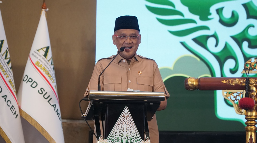 Prabowo Lantik Mochamad Irfan Yusuf Jadi Menteri Haji dan Umrah, Dahnil Anzar Wamen - AMPHURI shar.es/agkTF1